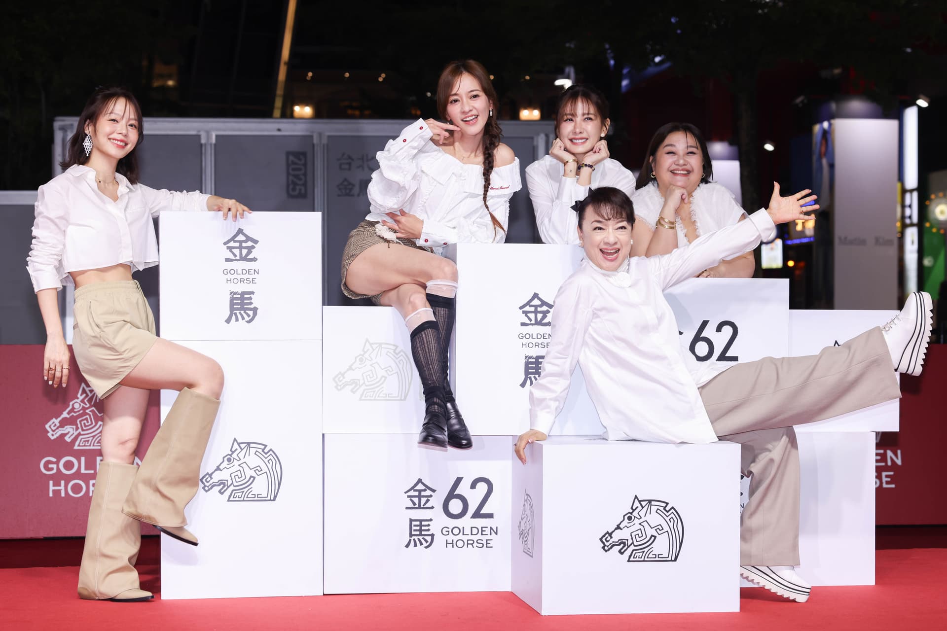 孙淑媚陈意涵等演员因合拍电影默契满分合影