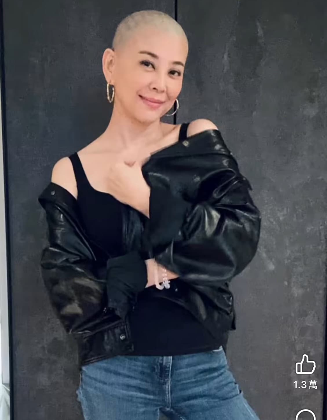 方馨为戏剃光头的照片，摘自脸书