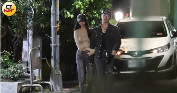 ØZI和女友Jane在柯震东家酒吧外亲密互动