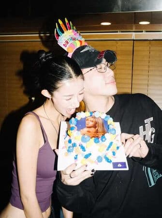 ØZI今年3月生日时晒女友庆生合照