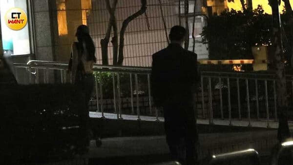 ØZI与女友Jane返回住处分居前后