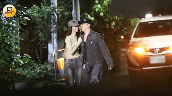 Jane紧贴男友ØZI手臂，ØZI紧搂女友小蛮腰