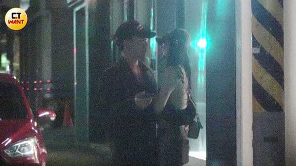 ØZI与女友Jane等车时互动，ØZI逗笑女友