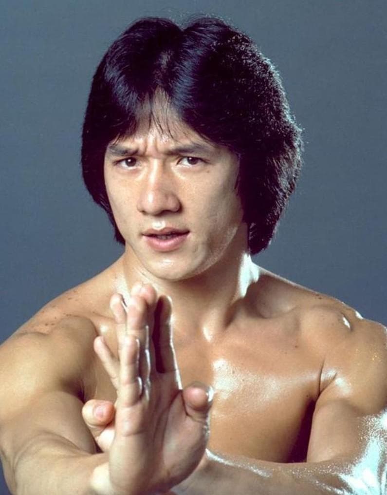 成龙25亿身家分配，感慨钱难填补家庭空缺