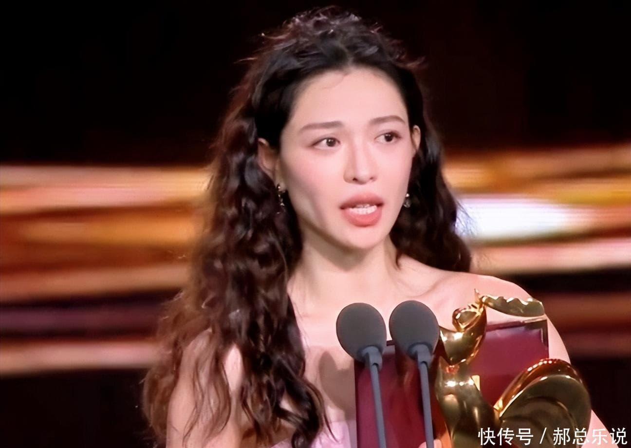 钟楚曦金鸡奖合照站位引发网友热议