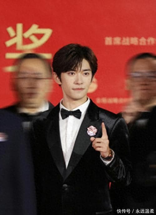 央视力挺，24岁易烊千玺红眼官宣喜讯，全网恭喜，他果然最争气