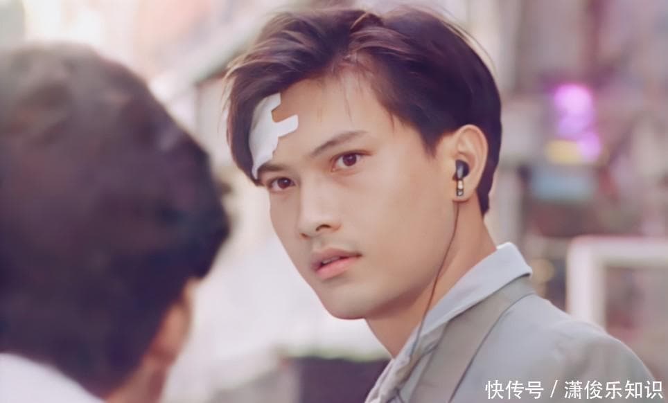 陈锦鸿陪伴自闭症儿子做康复训练的温馨场景