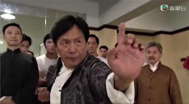 炜烈与剧组人员的合影