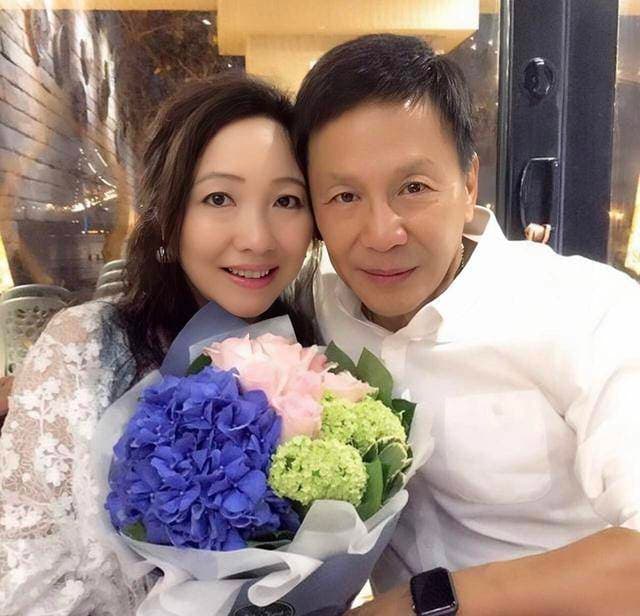炜烈与妻子的甜蜜合照