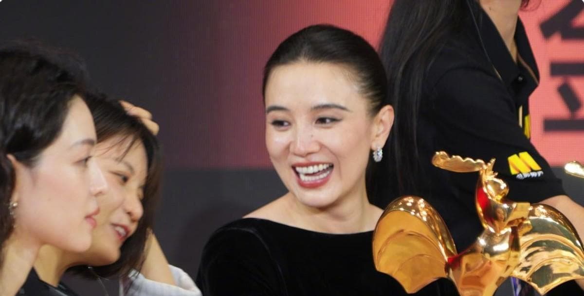 易烊千玺获第38届金鸡奖最佳男主角奖杯