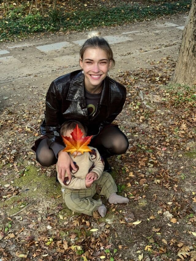 Mi Cho Ba分享的儿子Rubin坐在落叶上的照片