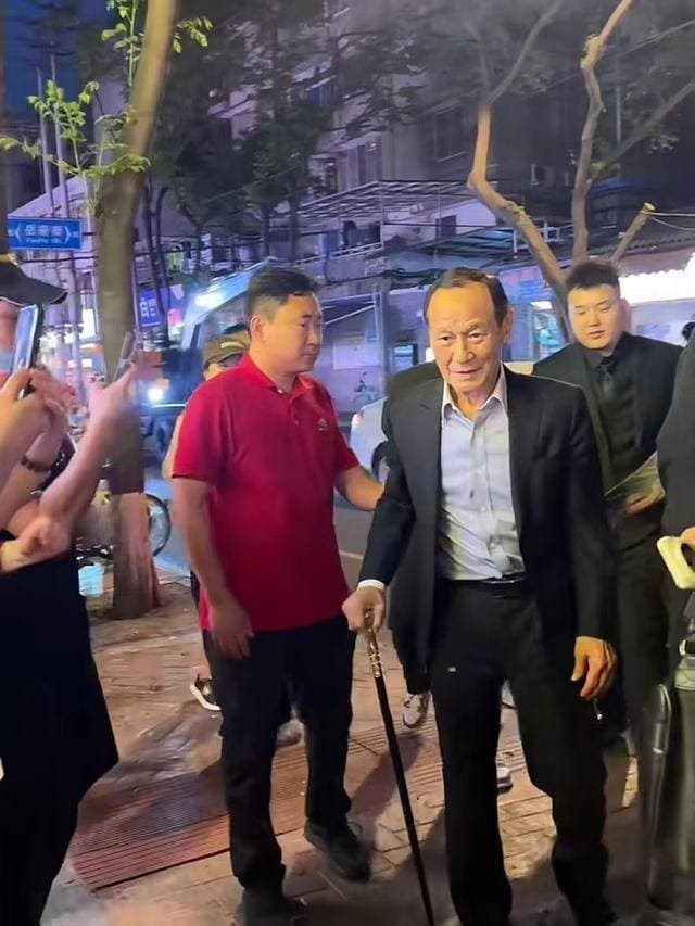 陈惠敏举杯饮酒的画面