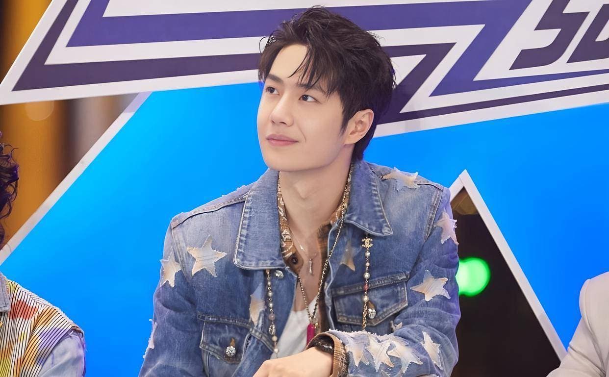 王一博获得赛车冠军的领奖台照片