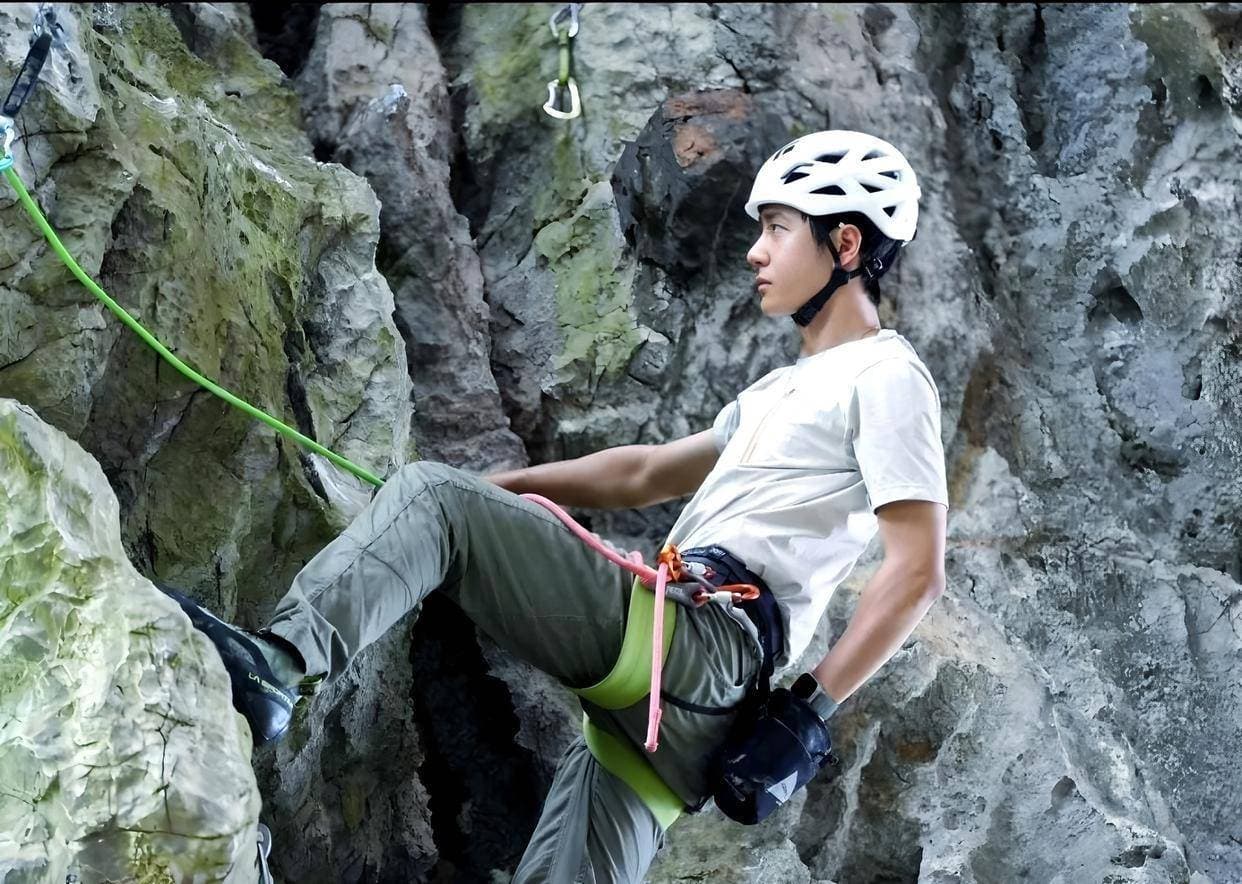 王一博无绳索攀岩失手坠入海水的惊险瞬间