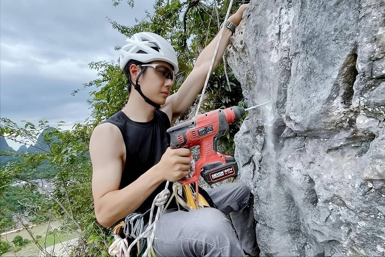 王一博凭借《无名》领取电影频道传媒大奖的现场