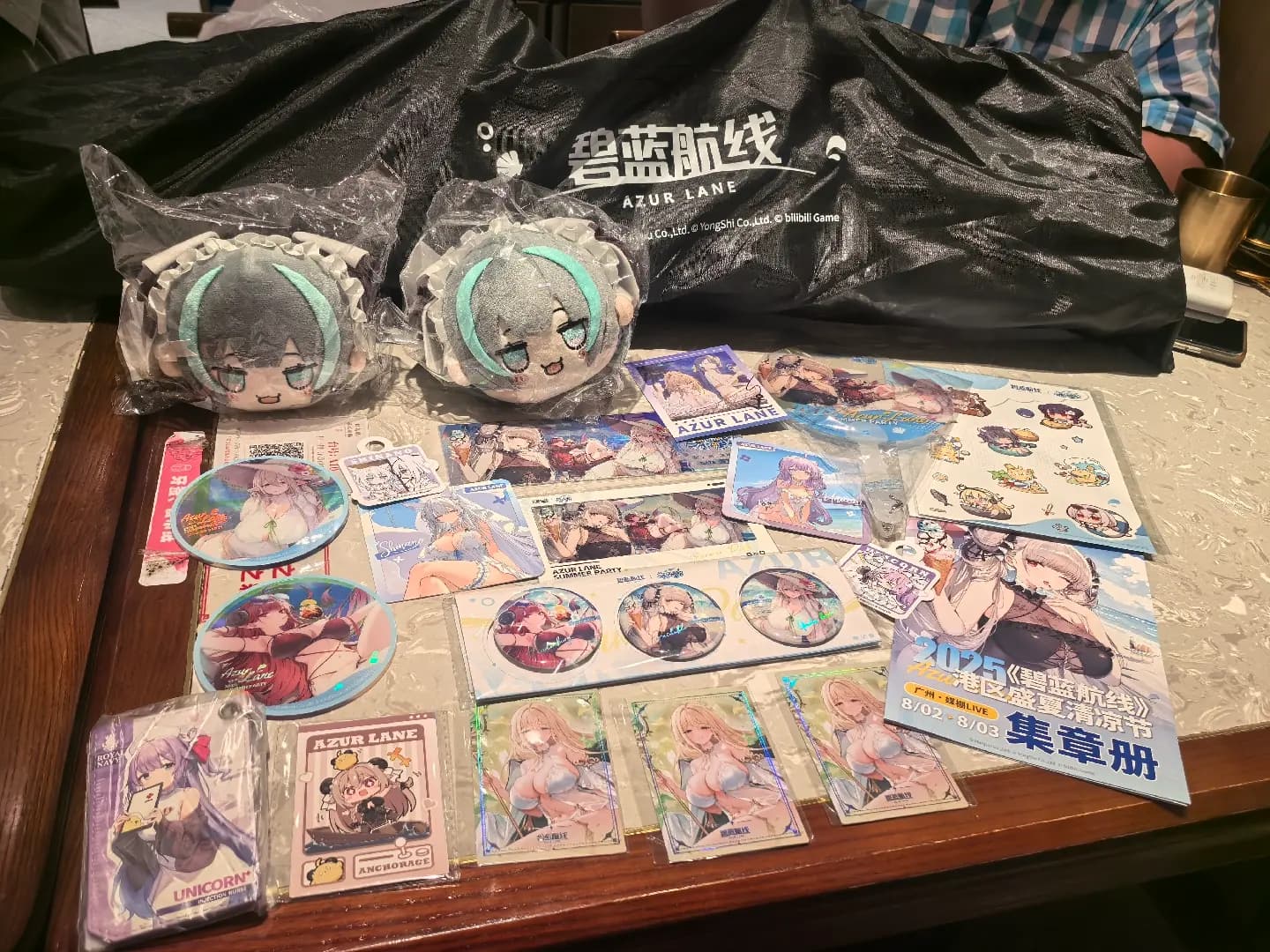 《碧蓝航线》玩家携带柴郡包包与角色徽章