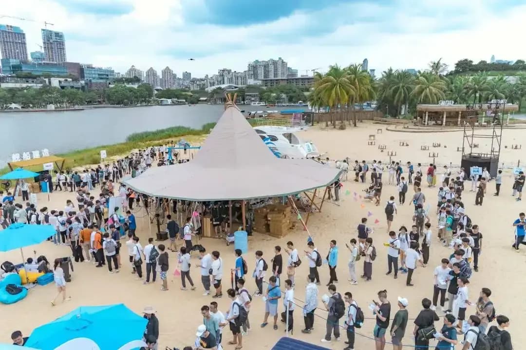 《碧蓝航线》玩家在活动现场开心合影