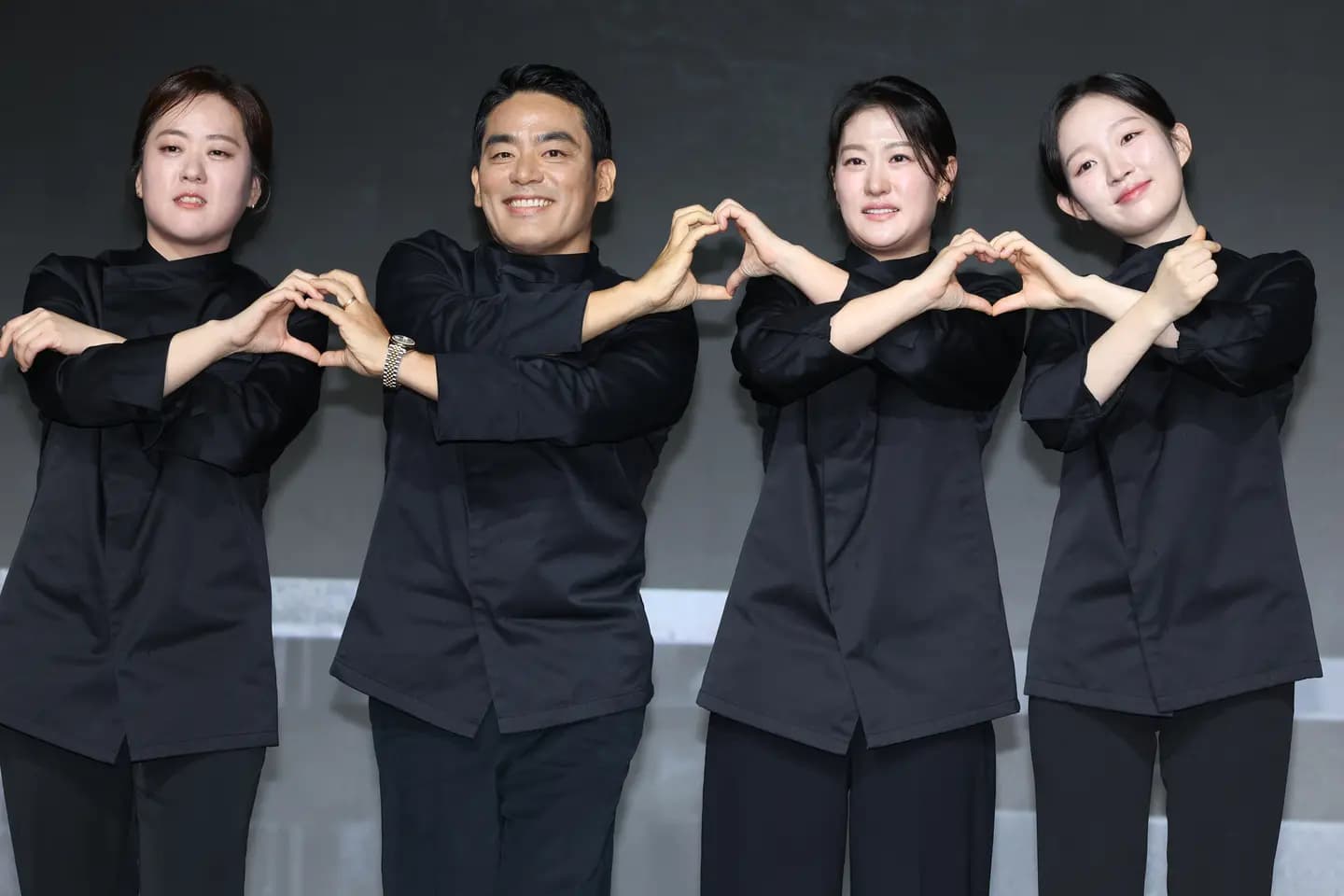 Netflix《美食阶级大战2》黑勺选手炒锅女巫法国爸爸酿酒大师尹小老虎发布会合影，烹饪对决视觉焦点