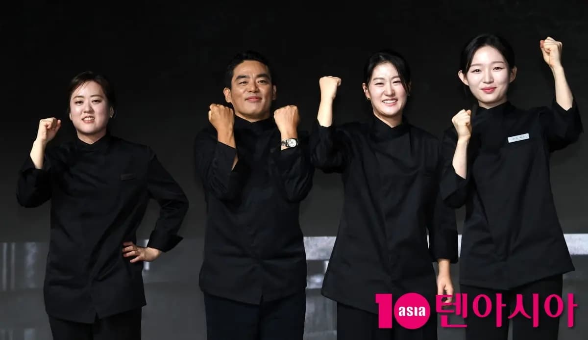 黑白厨师2黑厨师厚德竹与酿酒女老板发布会照，57年老厨神谦虚分享