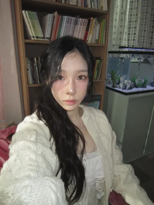 泰妍蓝天绿野田野背景白裙针织衫摆姿，侧绑发清新可爱