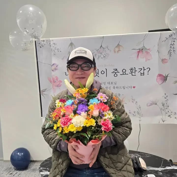 韩国演员金义城60岁生日拿着花束灿烂微笑照片，Instagram动态分享人生感言，SEO优化娱乐八卦图