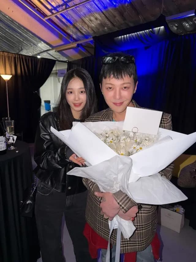 权志龙与“大林4世”李柱英的待机室双人照被“捕捉”…不变的交情再次确认