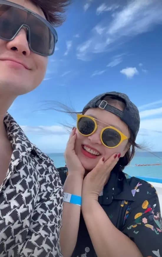 沈珍华与丈夫金元效夏威夷蓝天甜蜜脸贴脸合照 SEO优化