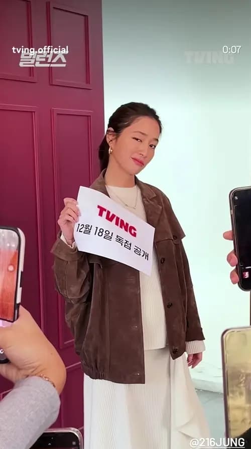 李民贞《恶人们》宣传视频，扔剧本演绎罪犯表情预热剧集氛围