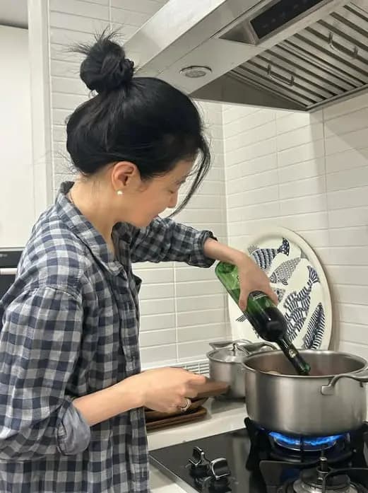 李英爱，头发和衣服都透着“随意”感…仅凭一只耳环就能光彩照人吗