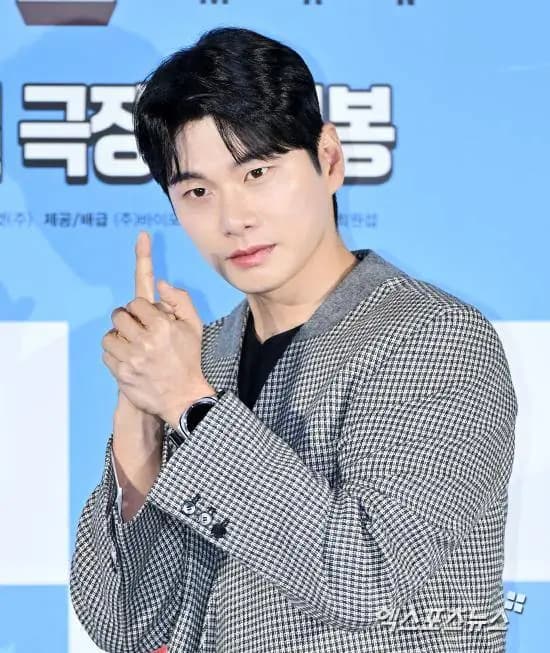 李伊京AAA亚洲艺术家大奖获奖现场照，只提哈哈周宇宰引热议