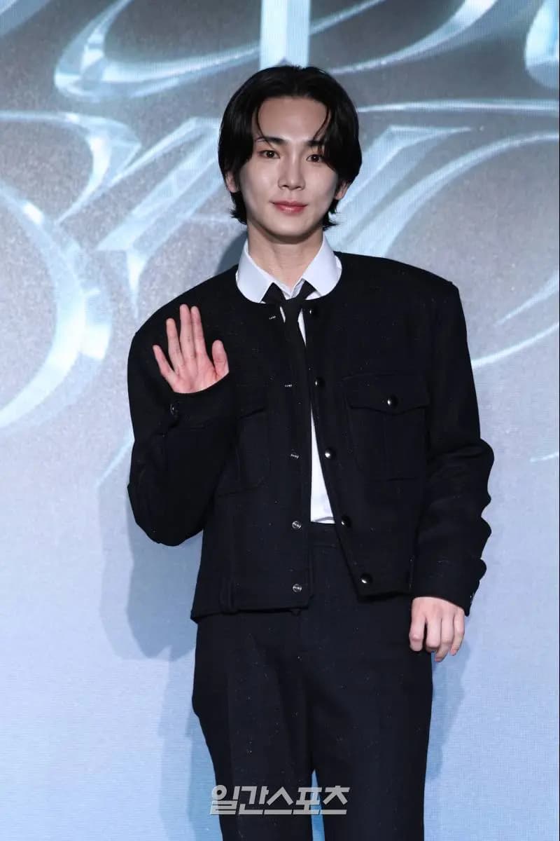 SHINee金基泛出席《Pleasure Shop》专辑发布会现场照，电音新曲推广姿势吸睛