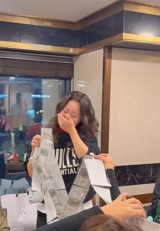 金喜善终于哭了..收到装满现金的钱捆礼物后“语塞” [热点人物]