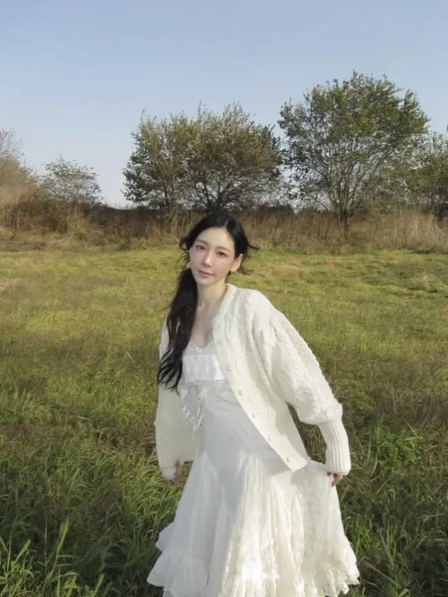 泰妍白色蕾丝连衣裙清纯侧扎发型碧绿草地姿势照