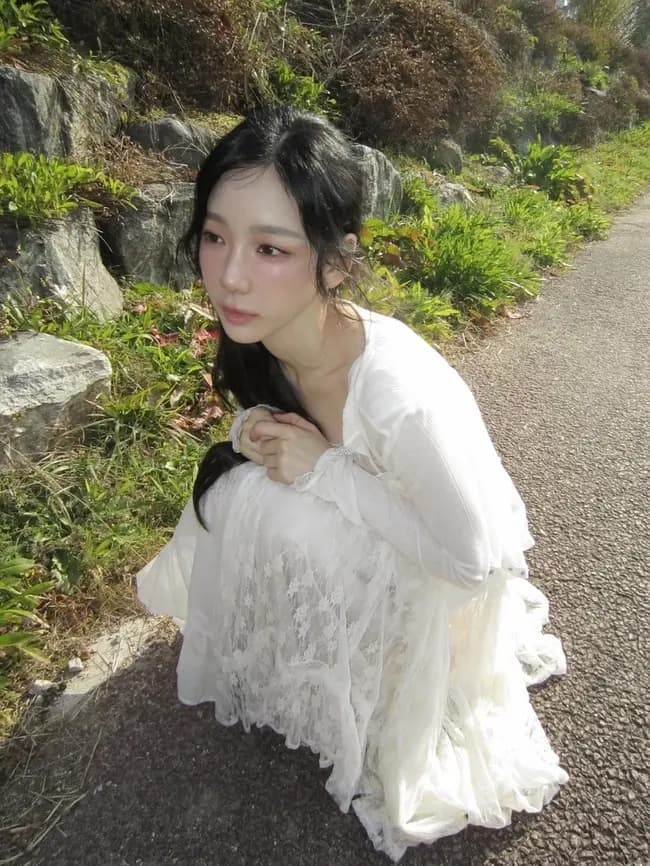 泰妍社交平台蝴蝶表情多张清纯照片，12月17日最新动态