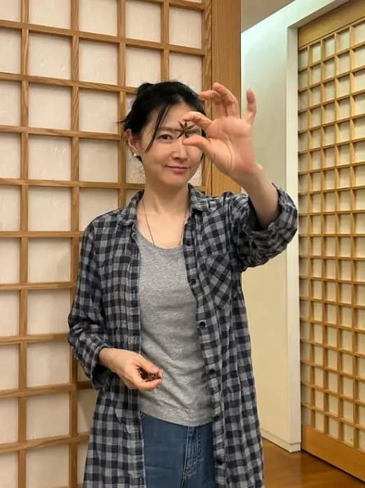 李英爱SNS多张烹饪美照 珍珠耳环扎发气场全开