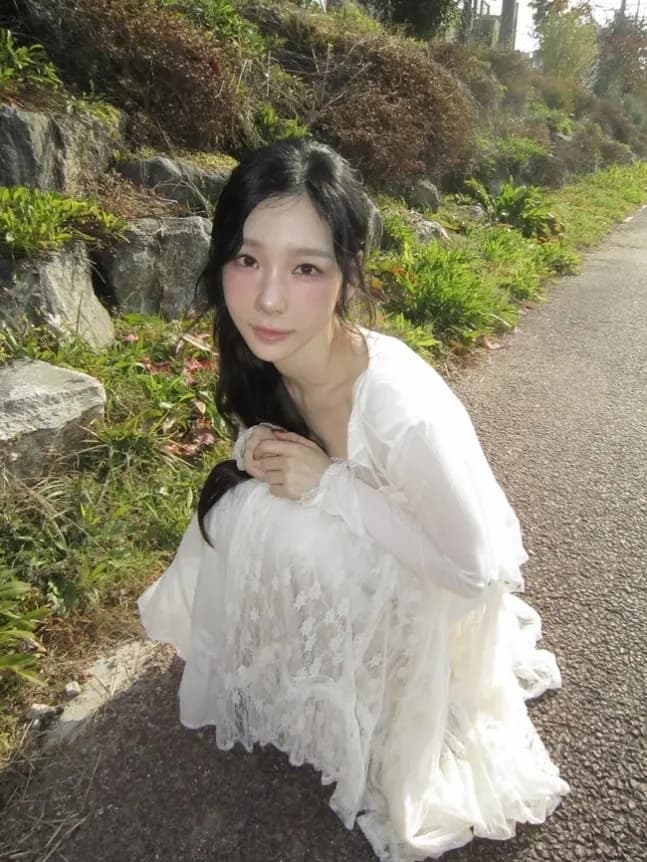 泰妍，简直就是林中精灵…白色连衣裙搭配轻盈开衫，清纯美满满