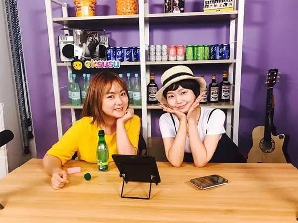 崔瑞仁SNS截图，OSEN记者报道纪念韩国喜剧演员离世8周年卵巢癌故事