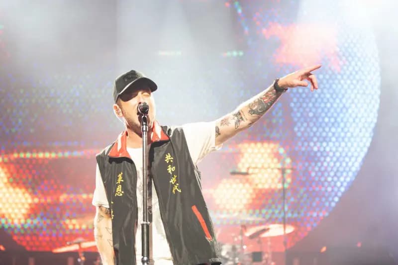 OneRepublic主唱Ryan Tedder开心穿上「萊恩款」宮廟背心，與歌迷約定2026台北小巨蛋見面