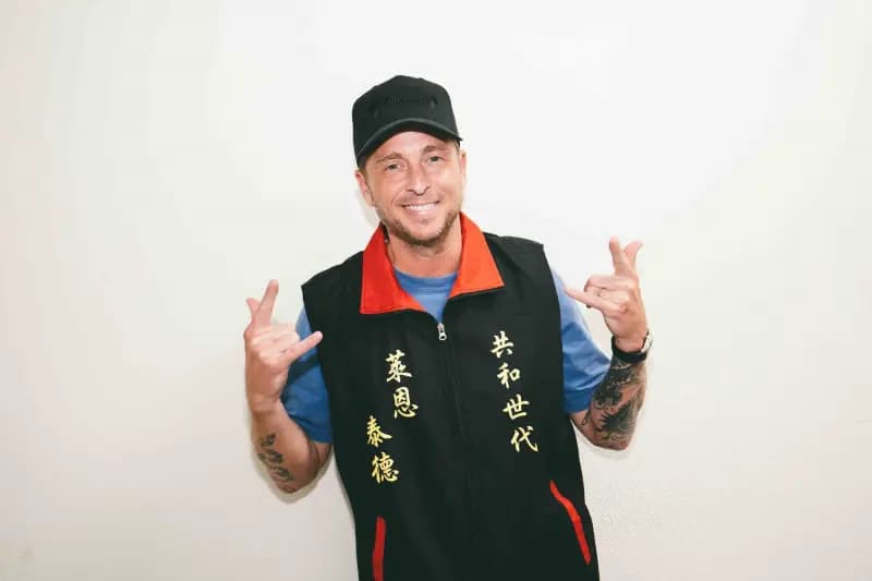 主辦單位為OneRepublic主唱Ryan Tedder量身打造的「萊恩款」宮廟背心展示