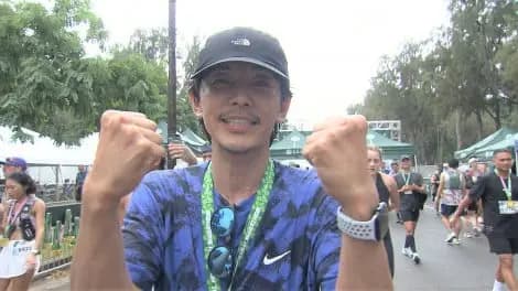 Naoto Fuji relaxing by the Honolulu beach ahead of JAL Honolulu Marathon 2025 on Asa da! Namadashi Tabi Salad