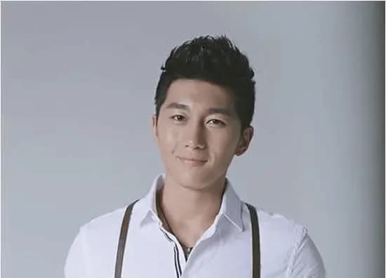 史元庭接受媒体采访讲述拒绝高价陪爬私信的经过