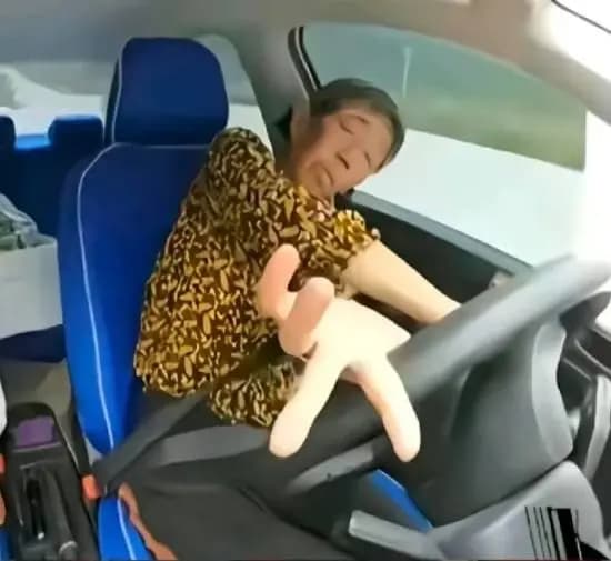 最抽象的一集！QQ飞车请"咏春大娘":漫展开打方向盘