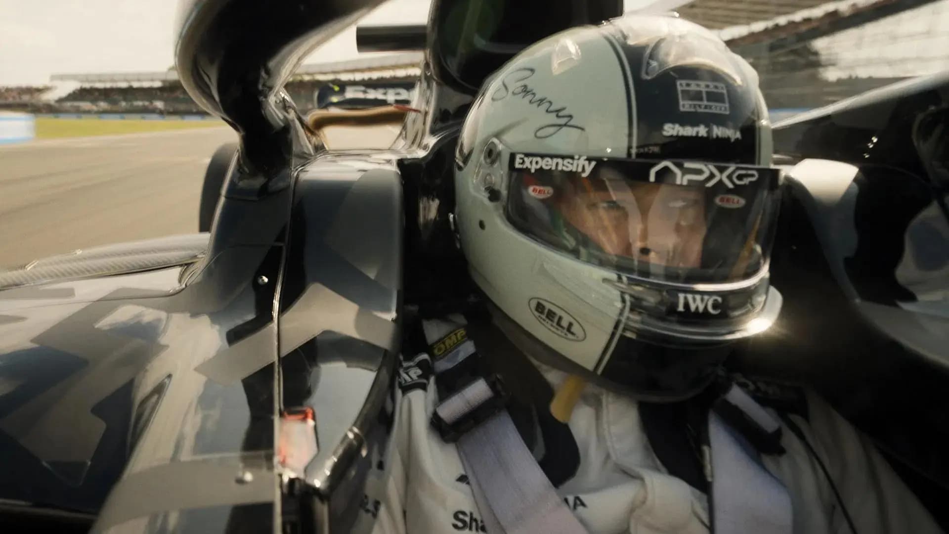 《F1：狂飙飞车》赛车大片剧照，落魄车手赛道逆袭视听轰炸好莱坞巨制