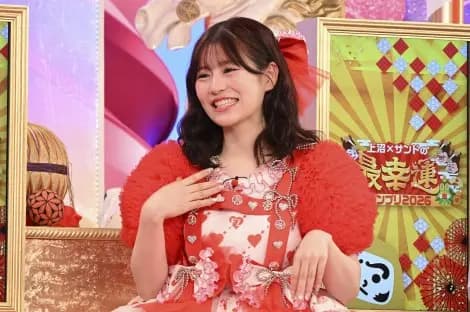 《上沼×Sand的最幸运大奖赛2026》节目现场剧照，月足天音与上沼惠美子红色造型撞色同台