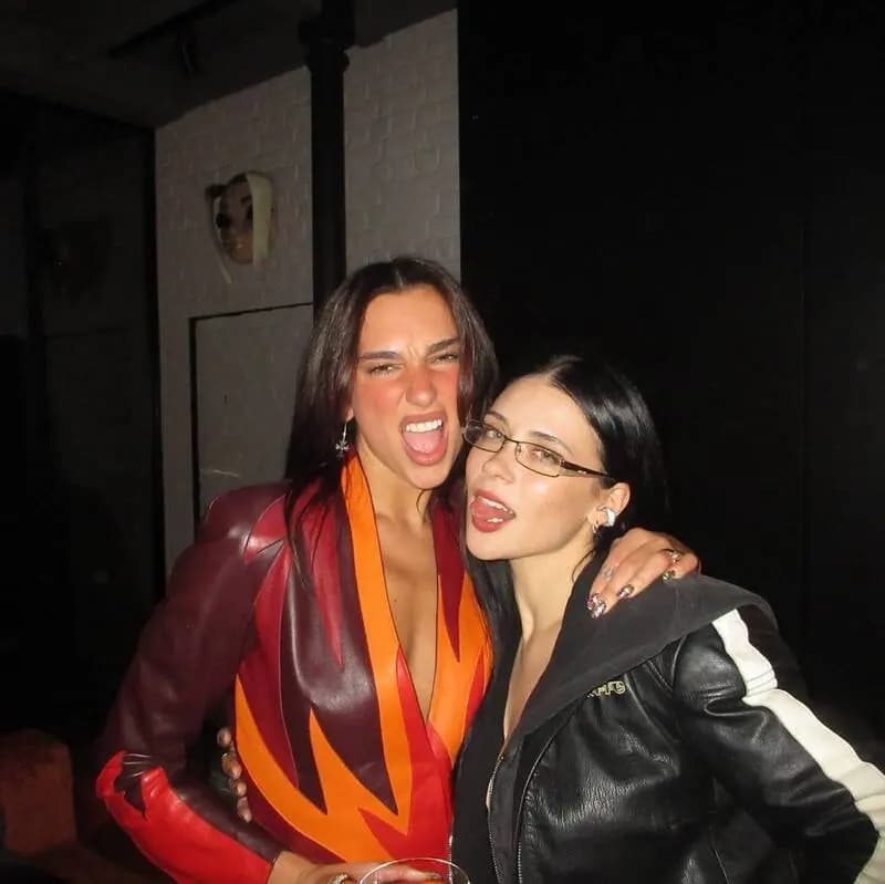 杜娃黎波一身火辣酒红红黄橘色交织皮衣造型，与好友共度跨年夜