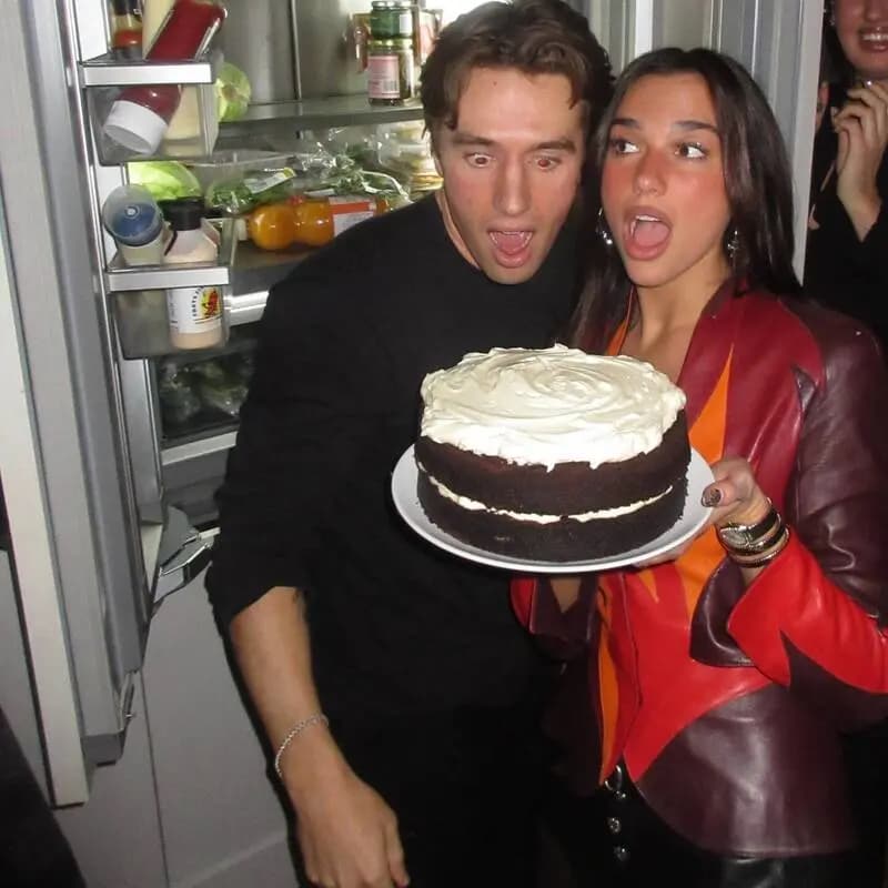 杜娃黎波与好友同框，火焰风皮衣造型点燃2026新年氛围