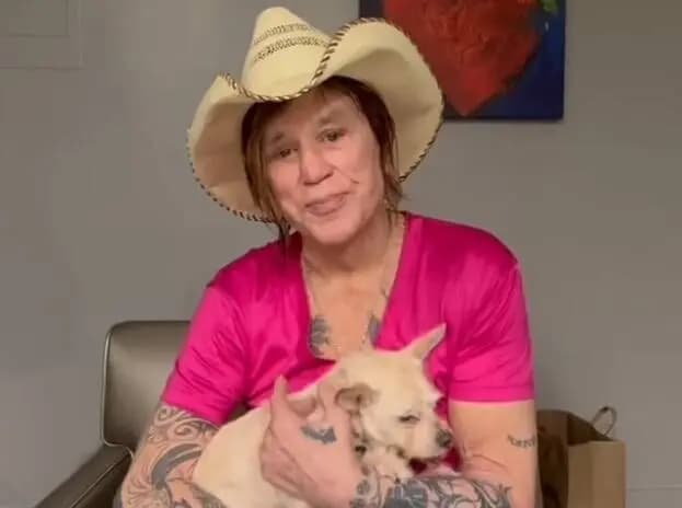 米基洛克抱着爱犬在IG发声的画面