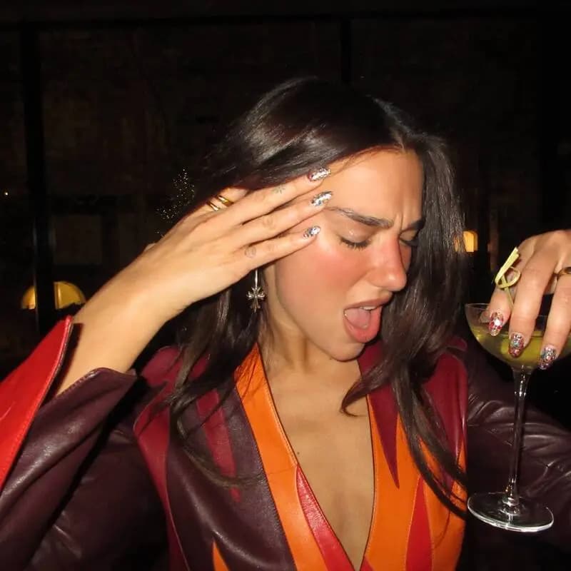 杜娃黎波深V剪裁皮革上衣搭配黑色迷你短裙，2026跨年造型吸睛