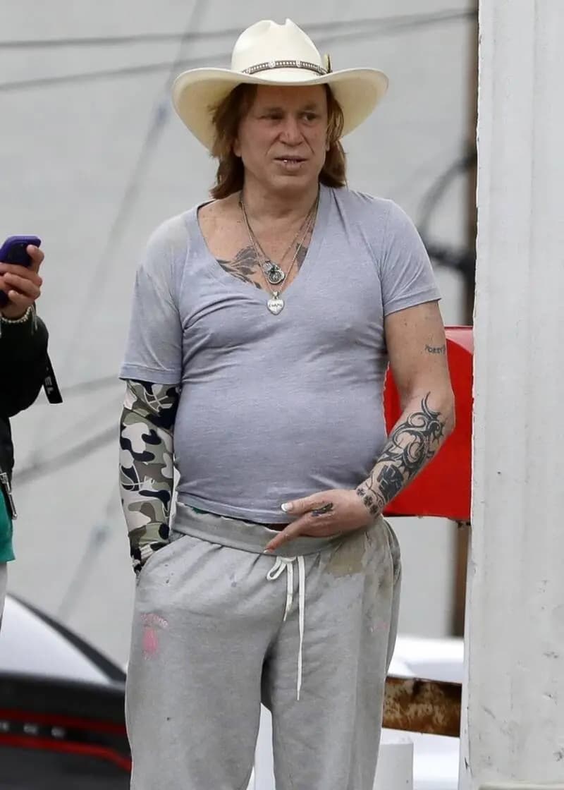 好莱坞演员米基洛克被拍到的潦倒模样