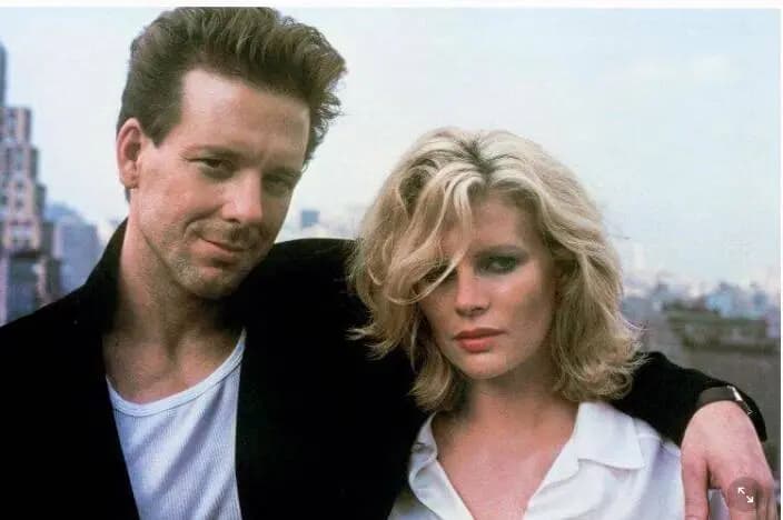 80年代的米基洛克与性感女星金贝辛格，米基洛克曾获‘80年代情欲之脸’称号